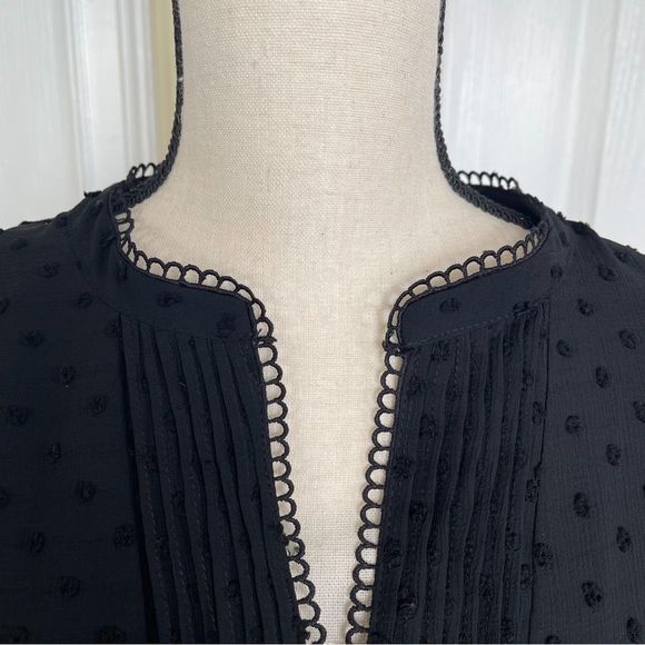 Cece NWT Medium Black Poka Dot Texture Layered Ruffled V-Neck Blouse Button Cuff - Picture 3 of 13